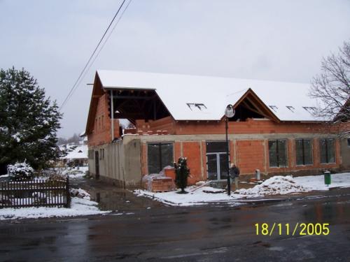 Zastřešení budovy V.-listopad 2005